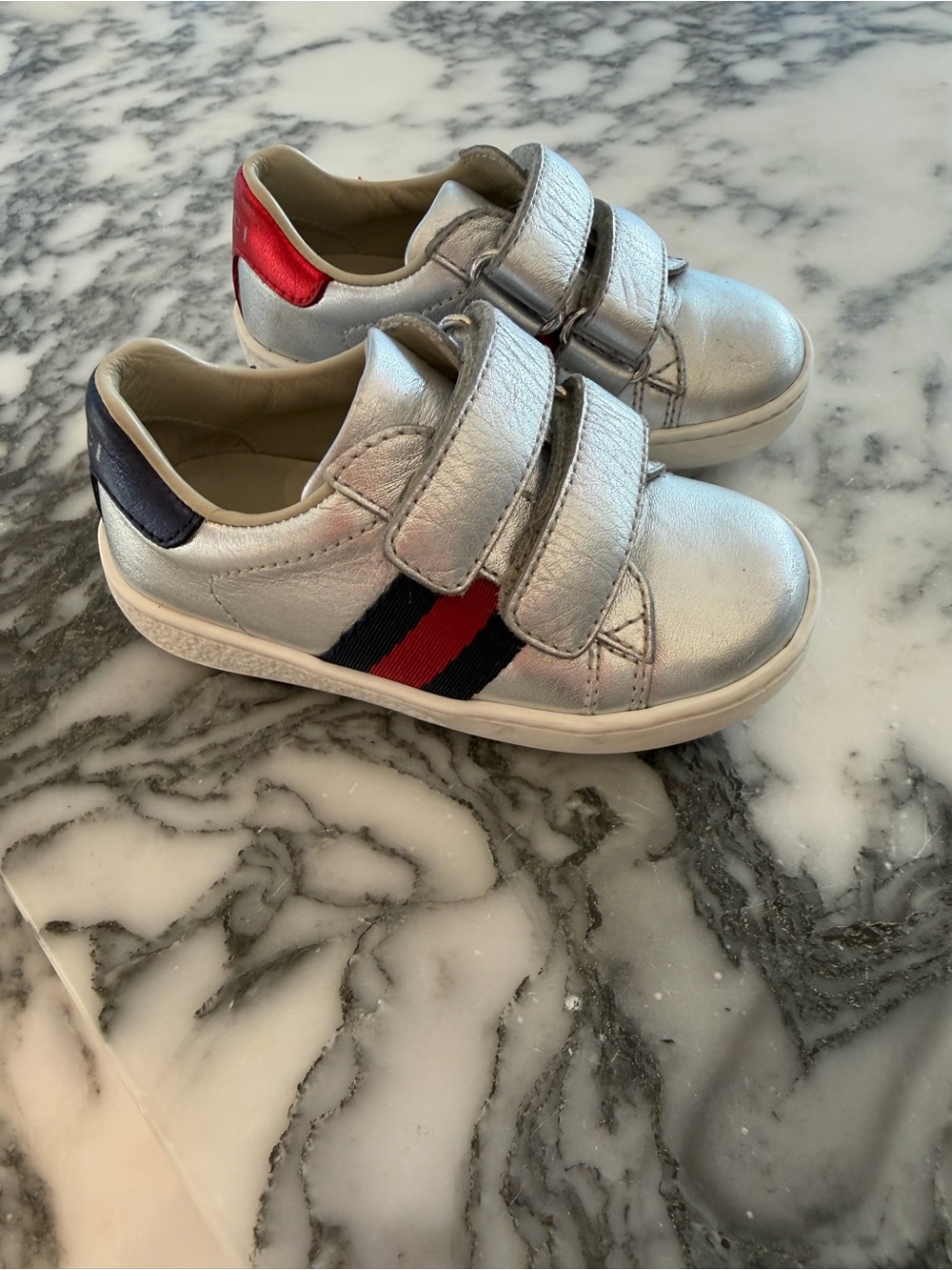 Gucci baby Silver leather Velcro Sneakers with Red & Navy Stripe size 21 auth.